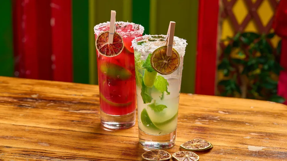 Mojitos at the bar of La Choza Del Gordo
