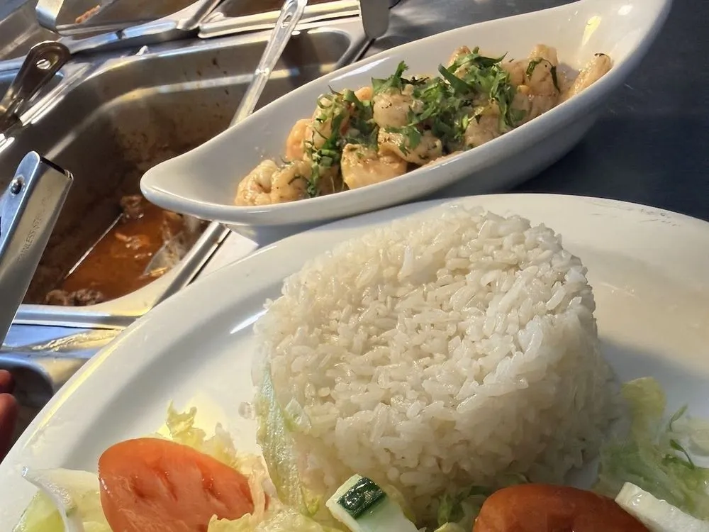 Garlic shrimp with white rice and salad