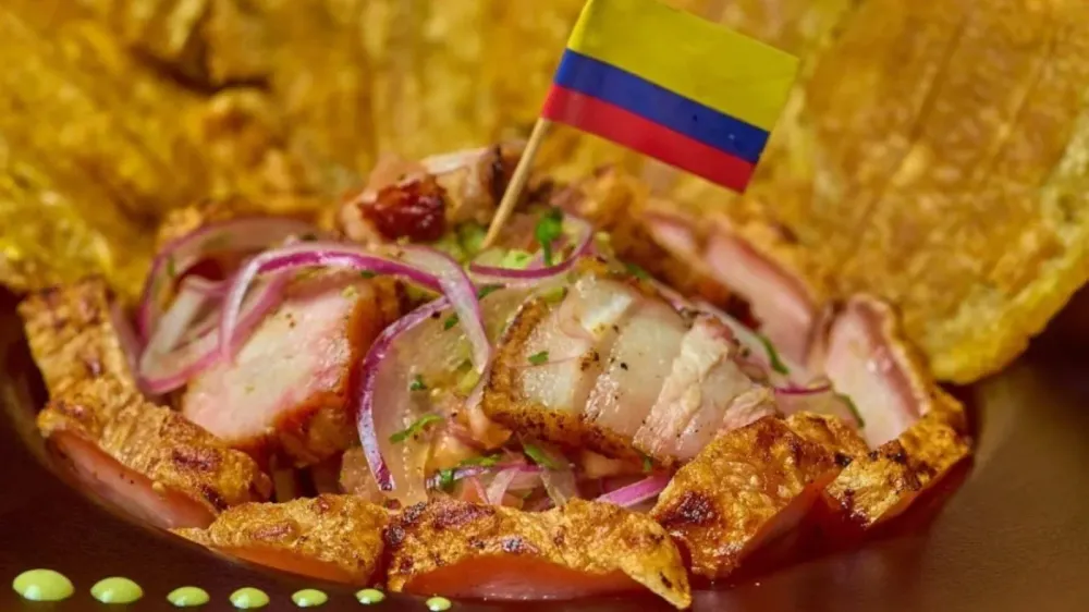 Ceviche de chicharrón with tostones