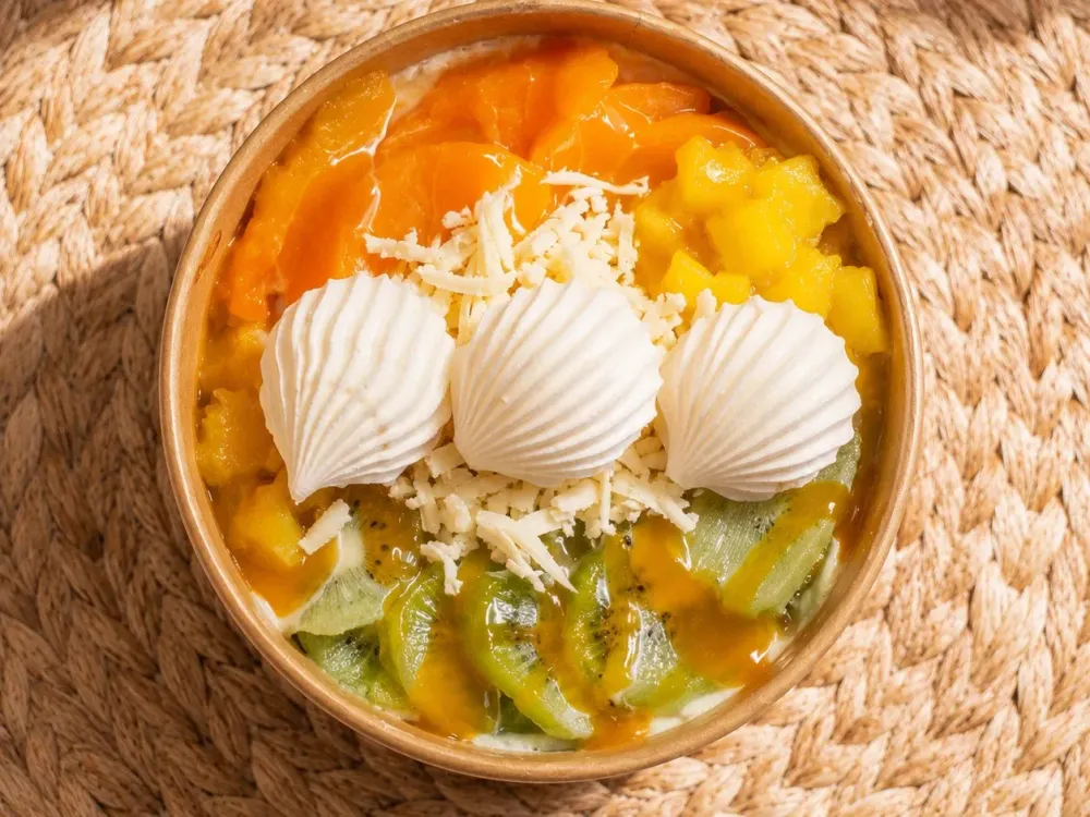Merengón Colombiano with mango, kiwi and meringue