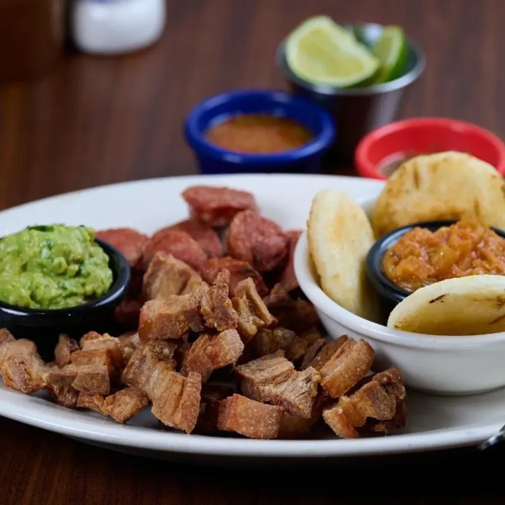 Picada con chicharrón, arepa y guacamole