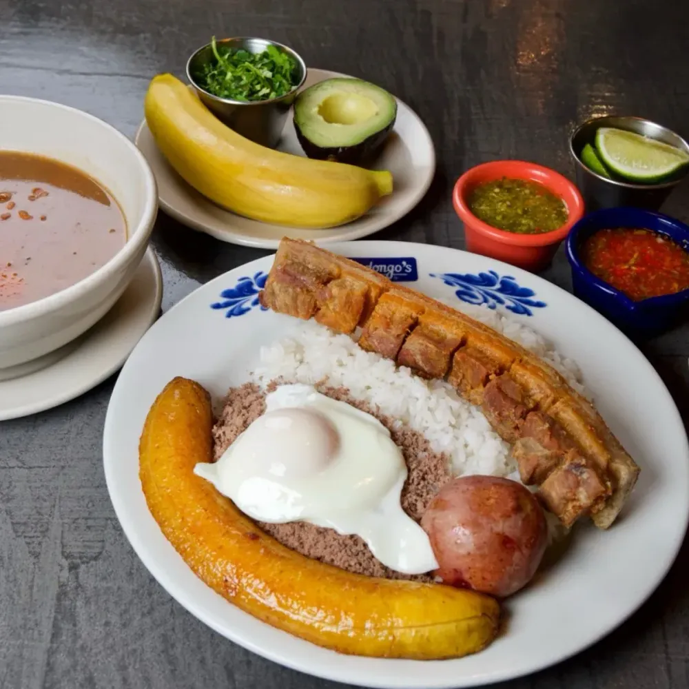 Típico antioqueño con chicharrón, huevo y maduro
