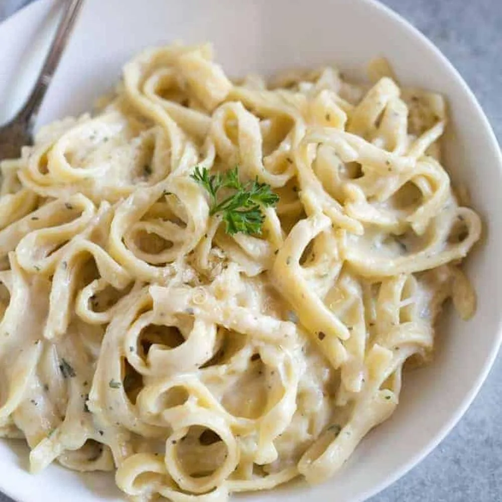 Fettuccine alfredo with grilled chicken