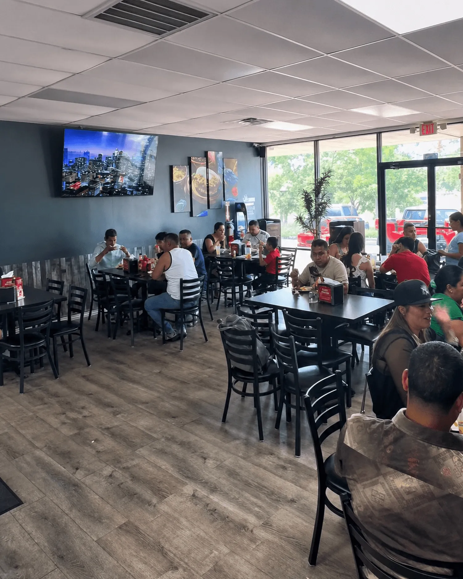 Buffet Latino BBQ dining room in Carrollton filled with customers during service